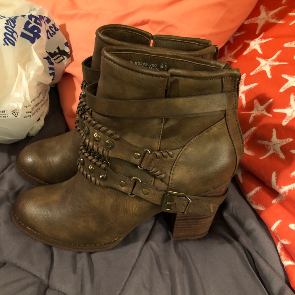 Size 8.5 not rated boots